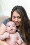 A mãe está guardando seu filho infantil recém-nascido fotos de stock A mãe está guardando seu filho infantil recém-nascido fotos de stock
