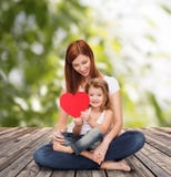 Mãe feliz com menina e coração adoráveis Fotografia de Stock Royalty Free Mãe feliz com menina e coração adoráveis Fotografia de Stock Royalty Free