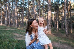 Mãe feliz e filha que cantam junto fora imagem de stock Mãe feliz e filha que cantam junto fora imagem de stock