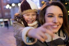 Mãe feliz e filha que têm o divertimento na rua Imagem de Stock Mãe feliz e filha que têm o divertimento na rua Imagem de Stock