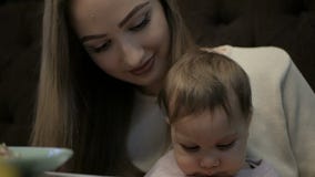 A mãe nova alimenta uma menina com um queijo de Suluguni vídeos de arquivo A mãe nova alimenta uma menina com um queijo de Suluguni vídeos de arquivo