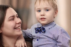 Mãe nova bonita com um bebê em seus braços em casa Família feliz e conceito da maternidade fotografia de stock Mãe nova bonita com um bebê em seus braços em casa Família feliz e conceito da maternidade fotografia de stock