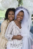 Mãe que abraça a noiva de trás em Hen Party foto de stock Mãe que abraça a noiva de trás em Hen Party foto de stock