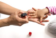 Mãe que aplica o verniz para as unhas a sua menina isolada imagens de stock Mãe que aplica o verniz para as unhas a sua menina isolada imagens de stock