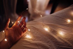 A mão da mulher na escuridão entre luzes conduzidas fotografia de stock A mão da mulher na escuridão entre luzes conduzidas fotografia de stock