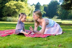 Mão de ondulação do rapaz pequeno acima com a mãe no parque Imagem de Stock Mão de ondulação do rapaz pequeno acima com a mãe no parque Imagem de Stock