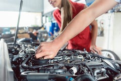 Mão de um auto mecânico que verifica o carro de um cliente fotos de stock Mão de um auto mecânico que verifica o carro de um cliente fotos de stock