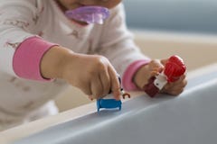 A mão de um bebê que guarda um brinquedo fotos de stock A mão de um bebê que guarda um brinquedo fotos de stock