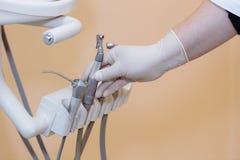 Mão do doutor do dentista que guarda ferramentas médicas no escritório dental Conceito de saudável fotos de stock Mão do doutor do dentista que guarda ferramentas médicas no escritório dental Conceito de saudável fotos de stock