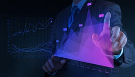 Mão do homem de negócios que tira o negócio virtual da carta no tela táctil imagem de stock royalty free Mão do homem de negócios que tira o negócio virtual da carta no tela táctil imagem de stock royalty free