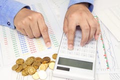 Mão do homem de negócios usando uma calculadora na mesa fotos de stock Mão do homem de negócios usando uma calculadora na mesa fotos de stock