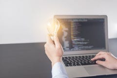 Mão do programador da jovem mulher que guarda a ampola, mãos da mulher que codificam e que programam no portátil da tela, em idei fotos de stock Mão do programador da jovem mulher que guarda a ampola, mãos da mulher que codificam e que programam no portátil da tela, em idei fotos de stock