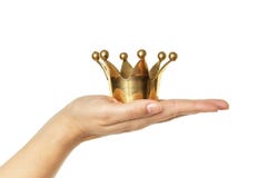 Mão fêmea que mantém a coroa dourada isolada no fundo branco Conceito para o sucesso imagens de stock royalty free Mão fêmea que mantém a coroa dourada isolada no fundo branco Conceito para o sucesso imagens de stock royalty free