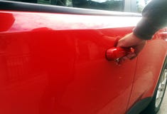 Mão no punho Close-up do homem no formalwear que abre uma porta de carro imagem de stock Mão no punho Close-up do homem no formalwear que abre uma porta de carro imagem de stock
