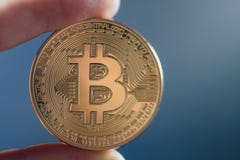 Mão que guarda o dinheiro virtual dourado de Bitcoin fotografia de stock Mão que guarda o dinheiro virtual dourado de Bitcoin fotografia de stock