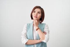 Mãos bonitas novas da mulher de negócio no queixo, pensando fazendo a escolha, em branco imagens de stock royalty free Mãos bonitas novas da mulher de negócio no queixo, pensando fazendo a escolha, em branco imagens de stock royalty free