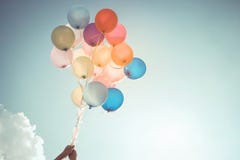 Mãos da menina que guardam balões coloridos fotografia de stock Mãos da menina que guardam balões coloridos fotografia de stock