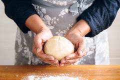 Mãos da mulher que fazem o pão fotografia de stock Mãos da mulher que fazem o pão fotografia de stock