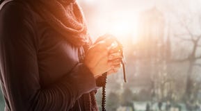 Mãos da mulher que rezam com ro imagens de stock royalty free Mãos da mulher que rezam com ro imagens de stock royalty free