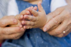 Mãos da neta com avó imagens de stock Mãos da neta com avó imagens de stock