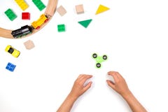 Mãos das crianças que jogam com o brinquedo do girador da inquietação Muitos brinquedos coloridos no fundo branco foto de stock Mãos das crianças que jogam com o brinquedo do girador da inquietação Muitos brinquedos coloridos no fundo branco foto de stock