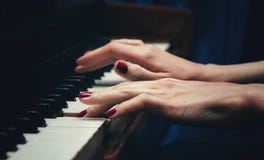 M?os de uma jovem mulher bonita que joga o piano Vista lateral Foco seletivo spaceBlur da c?pia imagem de stock royalty free M?os de uma jovem mulher bonita que joga o piano Vista lateral Foco seletivo spaceBlur da c?pia imagem de stock royalty free