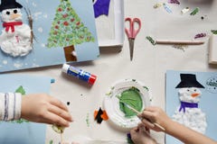 Mãos de uma menina da criança de 10 anos que faz um ofício do Natal imagens de stock Mãos de uma menina da criança de 10 anos que faz um ofício do Natal imagens de stock
