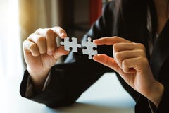 Mãos do homem de negócios que trabalham com finanças imagem de stock Mãos do homem de negócios que trabalham com finanças imagem de stock