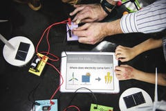 Mãos do professor que giram sobre o interruptor solar do produto da energia do moinho de vento dentro imagem de stock Mãos do professor que giram sobre o interruptor solar do produto da energia do moinho de vento dentro imagem de stock