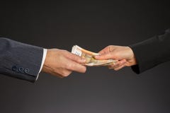 Mãos dos povos e cinqüênta cédulas dos euro, fundo cinzento isolado Dê um dinheiro, subôrno Conceito da corrupção Mão do homem e Fotografia de Stock Mãos dos povos e cinqüênta cédulas dos euro, fundo cinzento isolado Dê um dinheiro, subôrno Conceito da corrupção Mão do homem e Fotografia de Stock