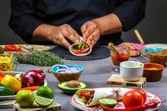 Mãos masculinas do vendedor ambulante que fazem o taco Petiscos mexicanos da culinária, cozinhando o fast food para a cozinha com foto de stock Mãos masculinas do vendedor ambulante que fazem o taco Petiscos mexicanos da culinária, cozinhando o fast food para a cozinha com foto de stock