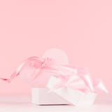 Mädchenhafter leichter Valentinstaghintergrund - weiches rosa Pastellherz mit Band und Bogen auf weißem hölzernem Brett lizenzfreies stockfoto Mädchenhafter leichter Valentinstaghintergrund - weiches rosa Pastellherz mit Band und Bogen auf weißem hölzernem Brett lizenzfreies stockfoto