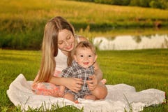 Mädchen, das Baby auf Decke kitzelt stockfotos Mädchen, das Baby auf Decke kitzelt stockfotos