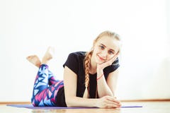 Mädchen, das in der Turnhalle liegt lizenzfreie stockfotografie Mädchen, das in der Turnhalle liegt lizenzfreie stockfotografie