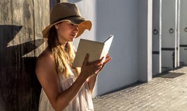 Mädchen, das ein Buch an der Dämmerung liest lizenzfreies stockbild Mädchen, das ein Buch an der Dämmerung liest lizenzfreies stockbild