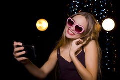 Mädchen, das in einem Nachtklub selfie tut lizenzfreies stockbild Mädchen, das in einem Nachtklub selfie tut lizenzfreies stockbild