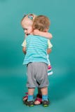 Mädchen, das einen Jungen umarmt Stockbild Mädchen, das einen Jungen umarmt Stockbild