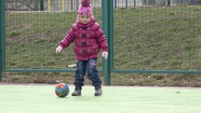Mädchen, das Fußball mit Mutter auf Sport-Spielplatz spielt 4K UltraHD, UHD stock video footage Mädchen, das Fußball mit Mutter auf Sport-Spielplatz spielt 4K UltraHD, UHD stock video footage