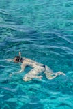 Mädchen, das im blauen Wasser über Korallenriff auf Rotem Meer im Sharm el Sheikh, Ägypten schnorchelt Leute und Lebensstilkonzep stockbild Mädchen, das im blauen Wasser über Korallenriff auf Rotem Meer im Sharm el Sheikh, Ägypten schnorchelt Leute und Lebensstilkonzep stockbild