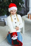 Mädchen denkend an Geschenke für Weihnachten oder neu stockfotografie Mädchen denkend an Geschenke für Weihnachten oder neu stockfotografie
