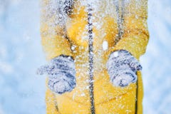 Mädchen in der gelben Jacke wirft Schnee in der Luft im kühlen Wetter lizenzfreie stockfotografie Mädchen in der gelben Jacke wirft Schnee in der Luft im kühlen Wetter lizenzfreie stockfotografie