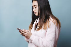 Mädchen der Generations-Z simst auf ihrem Handy-ernsten jugendlich Mobile stockbilder Mädchen der Generations-Z simst auf ihrem Handy-ernsten jugendlich Mobile stockbilder