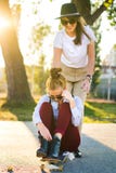 Mädchen, die Spaß mit einem Skateboard im Park haben lizenzfreie stockfotografie Mädchen, die Spaß mit einem Skateboard im Park haben lizenzfreie stockfotografie