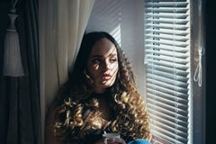 Mädchen am Fenster mit Tasse Tee oder Kaffee stockfoto Mädchen am Fenster mit Tasse Tee oder Kaffee stockfoto