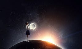 Mädchen hält den Mond Gemischte Medien stockfotos Mädchen hält den Mond Gemischte Medien stockfotos