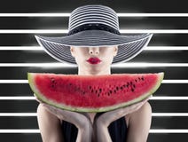 Mädchen im Badeanzug mit roter Wassermelone in der Hand stockbild Mädchen im Badeanzug mit roter Wassermelone in der Hand stockbild