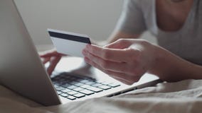 Mädchen im Bett online kaufend mit Kreditkarte stock footage Mädchen im Bett online kaufend mit Kreditkarte stock footage