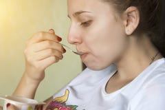 Mädchen isst einen Löffelvoll Jogurt stockfoto Mädchen isst einen Löffelvoll Jogurt stockfoto