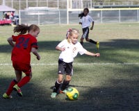 Mädchen-Jugend-Fußball-Fußball-Spieler, die für den Ball laufen lizenzfreie stockfotografie Mädchen-Jugend-Fußball-Fußball-Spieler, die für den Ball laufen lizenzfreie stockfotografie
