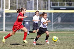 Mädchen-Jugend-Fußball-Fußball-Spieler, die für den Ball laufen stockfoto Mädchen-Jugend-Fußball-Fußball-Spieler, die für den Ball laufen stockfoto